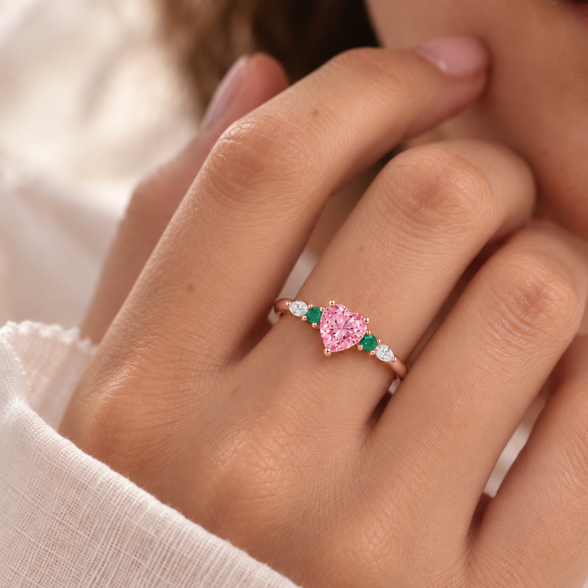Anillo Alma Oro Rosa puesto en mano - Louty Joyería